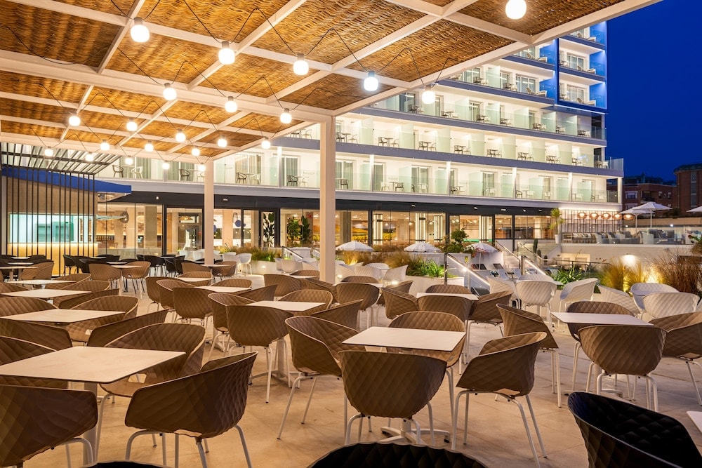 L'Azure Hotel