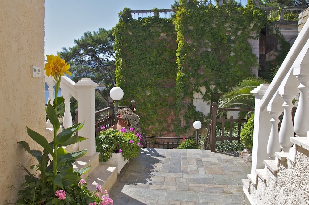Ino Hotel & Suites