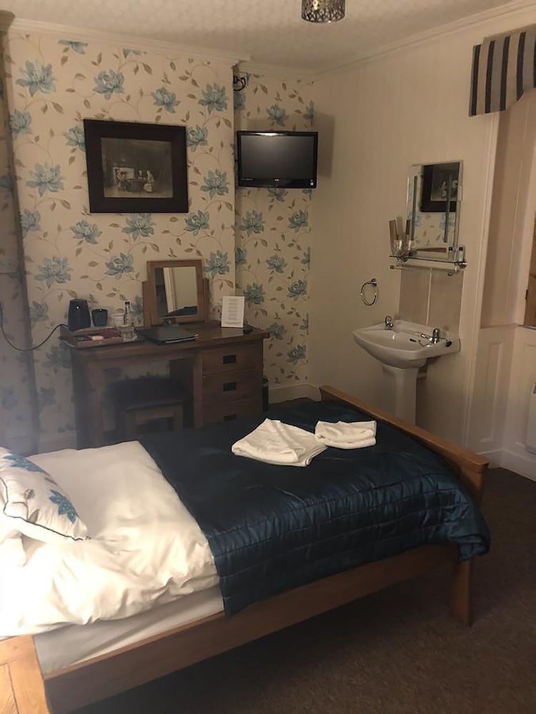 The Oakeley Arms Hotel