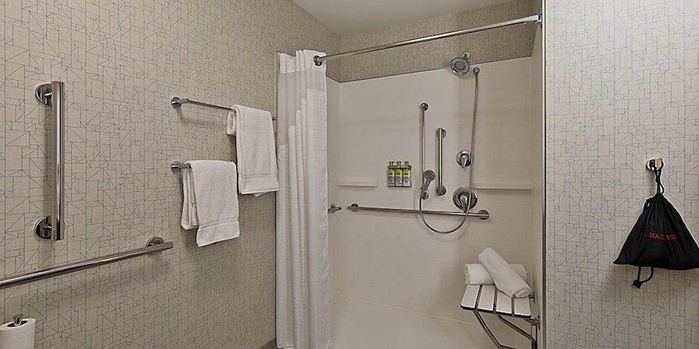Holiday Inn Express & Suites Portland Airport - Cascade Stn by IHG