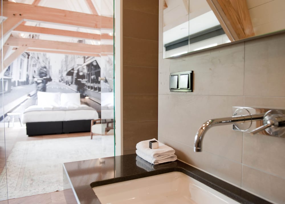 Hotel IX