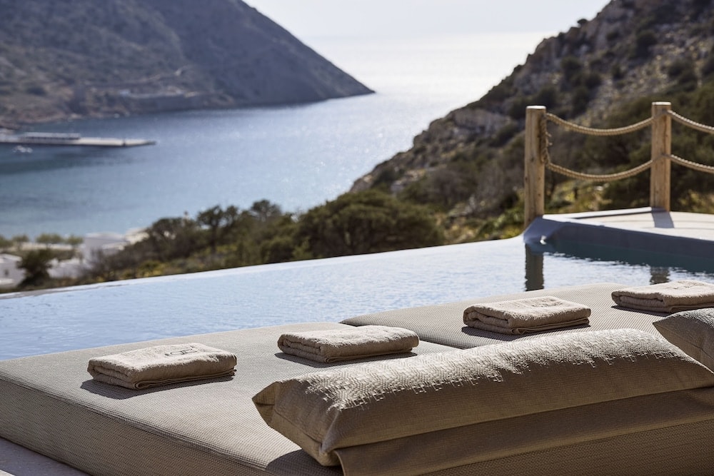 Apsila Pool Suites