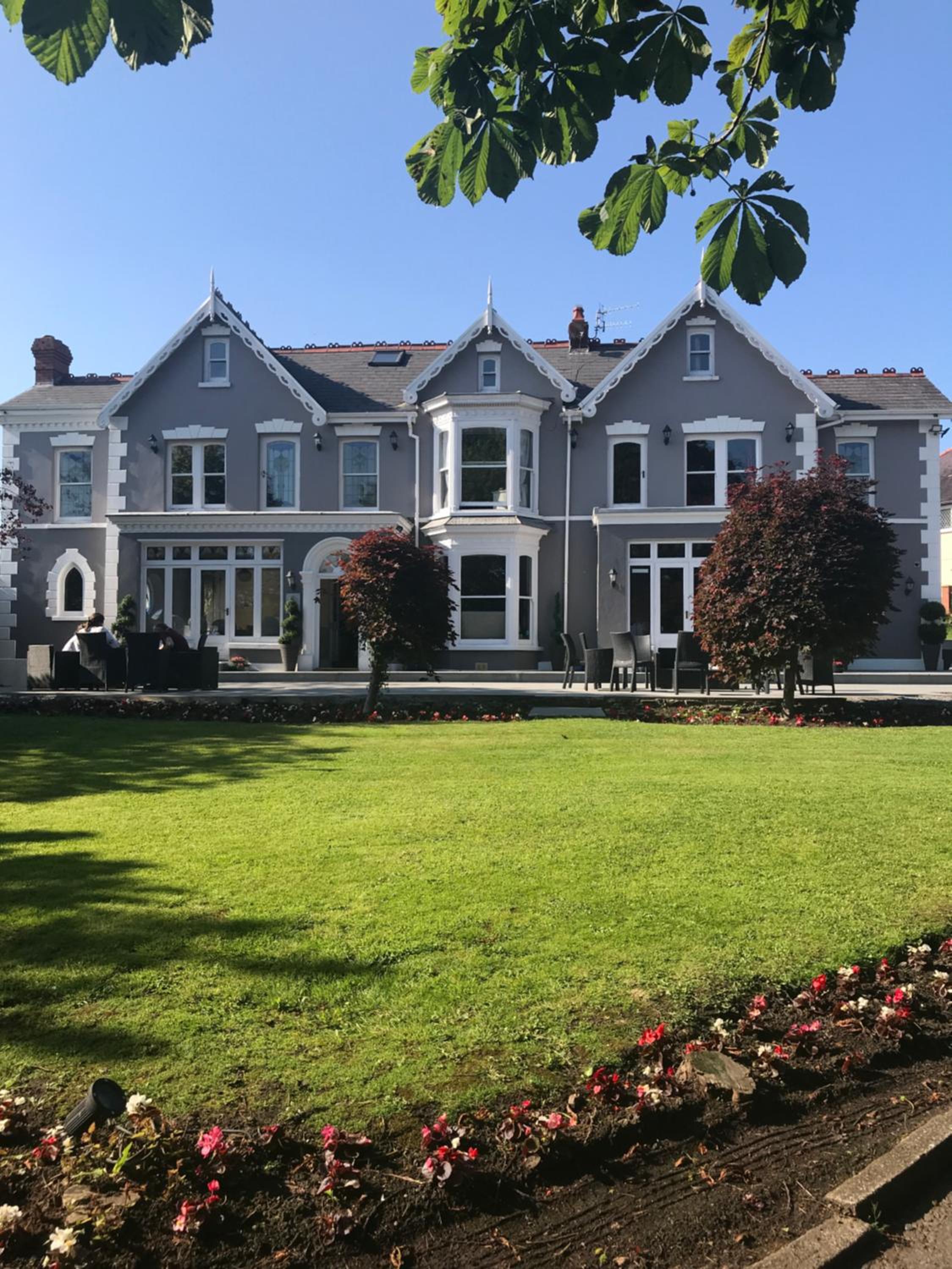 LLwyn Country House