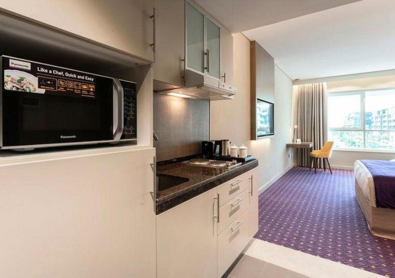 Leva Hotel and Suites, Opposite Downtown