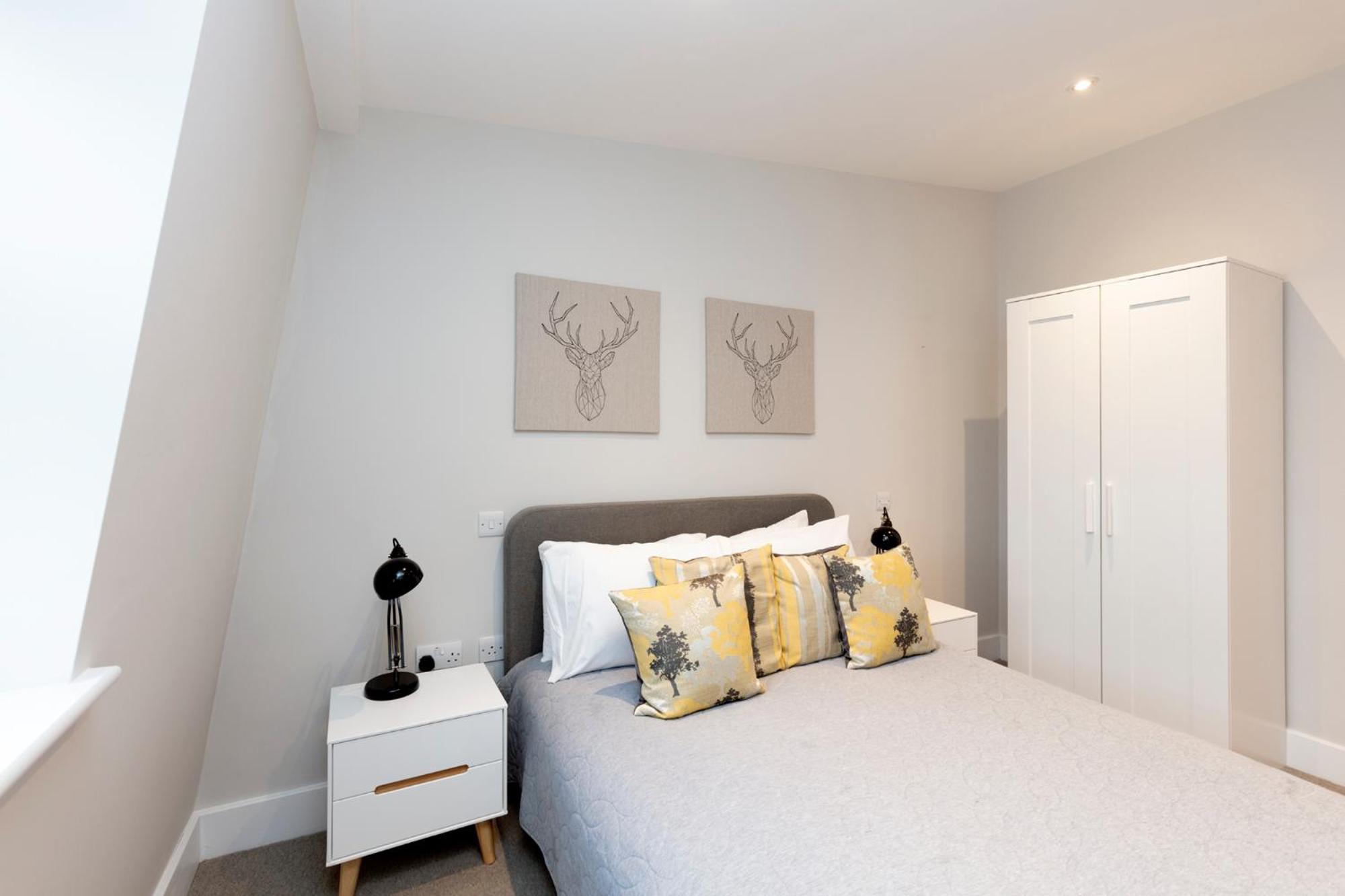 Stunning Central Windsor Town House With Parking