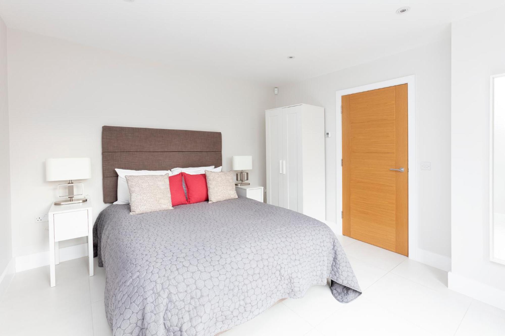 Stunning Central Windsor Town House With Parking
