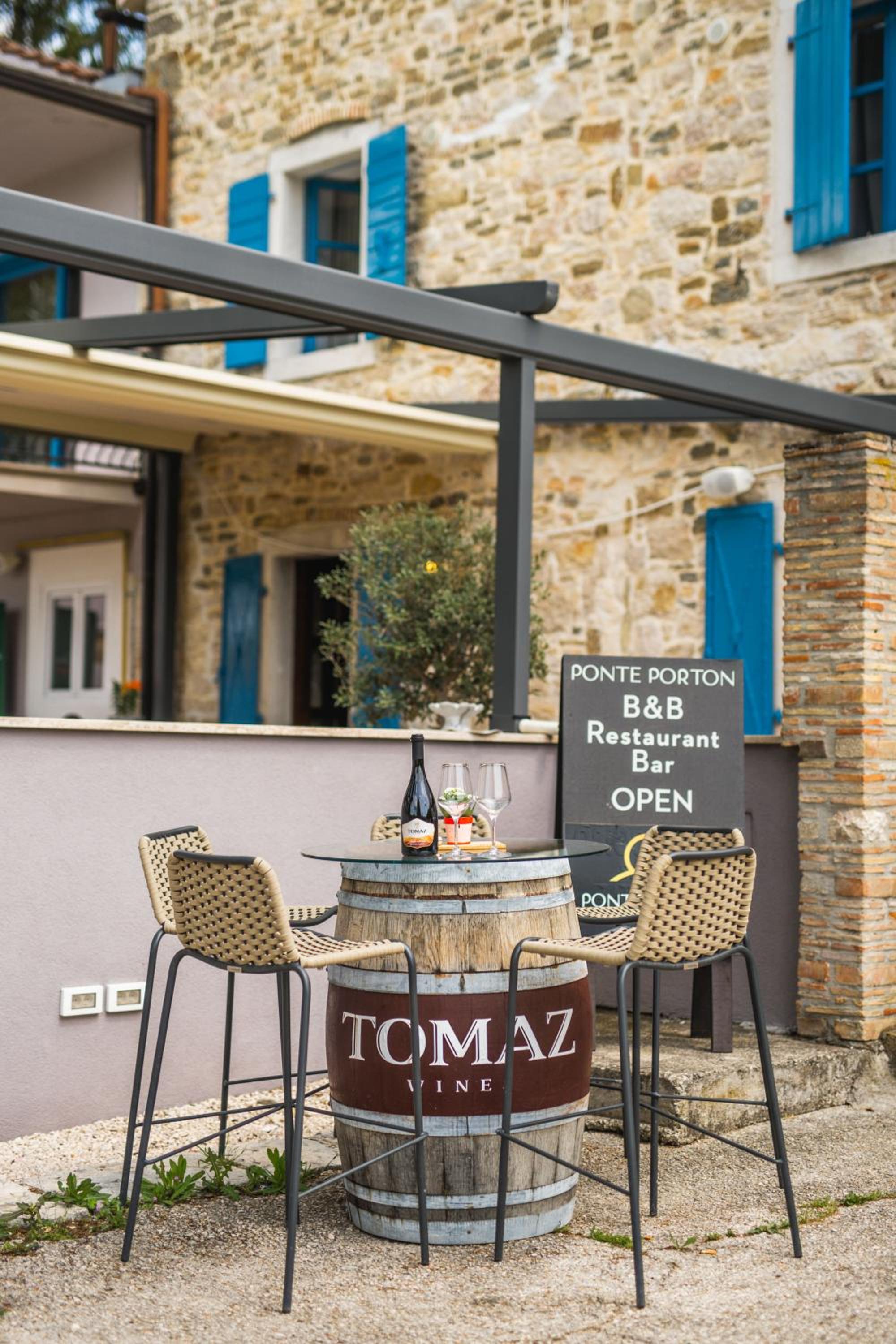 Ponte Porton Dining & lodging