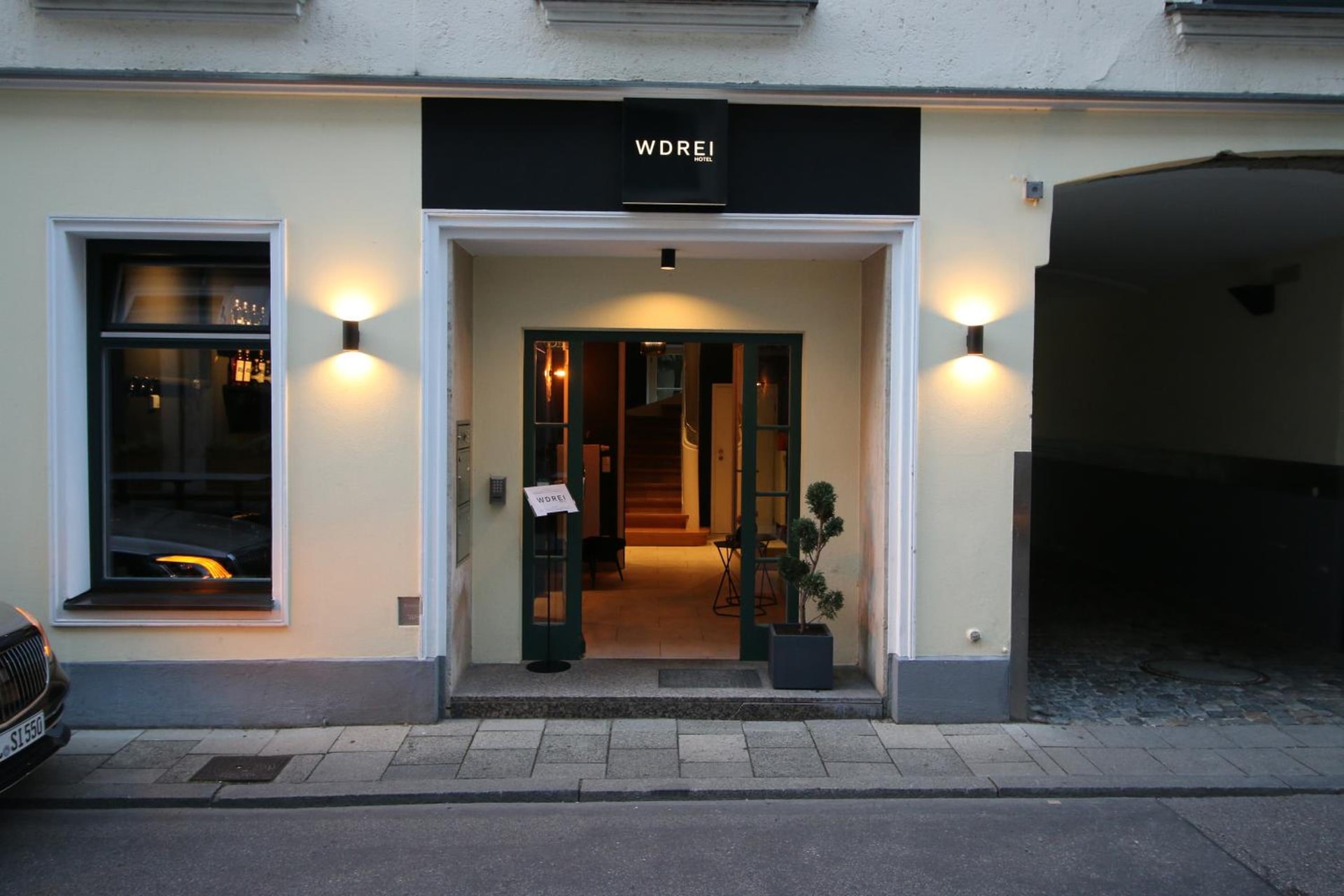 WDREI Hotel