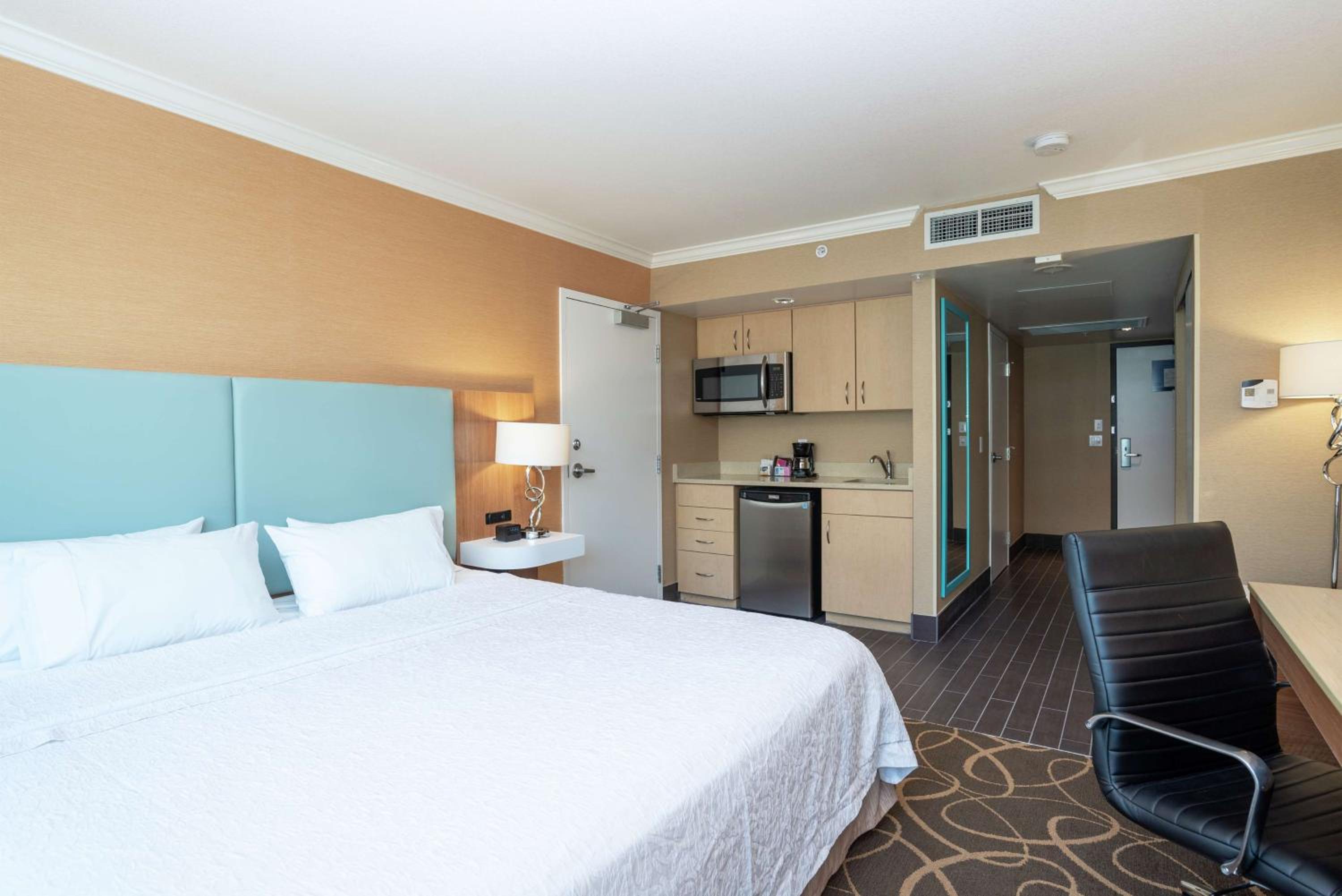 Hampton Inn & Suites, by Hilton - Vancouver Downtown