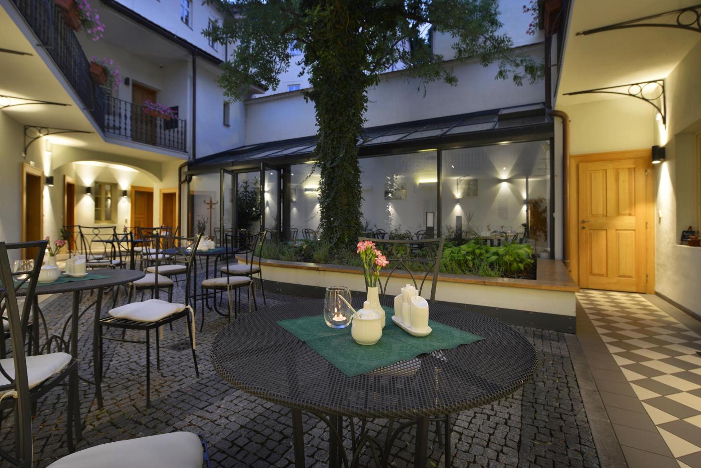 Hotel At the White Lily