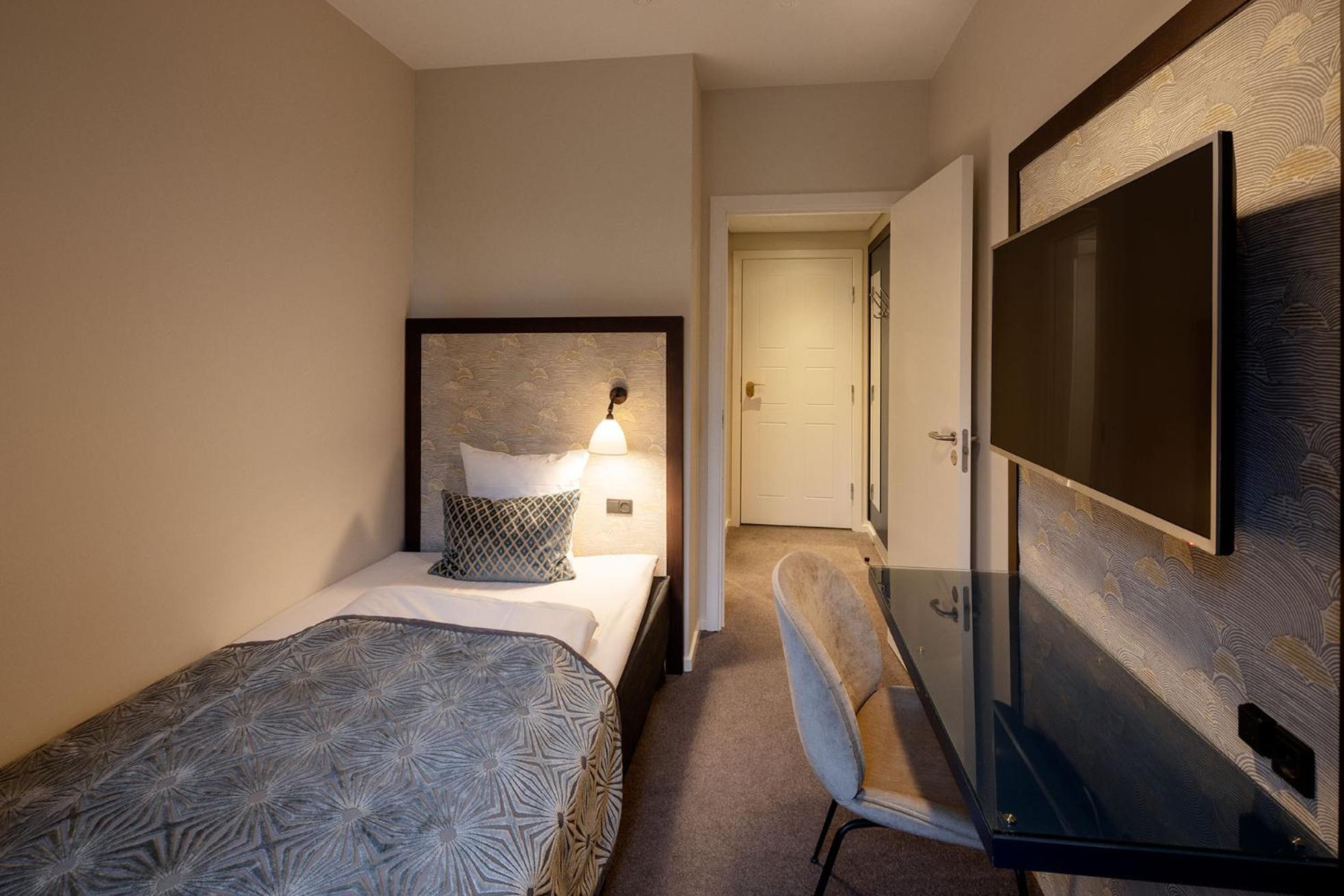 Ascot Hotel
