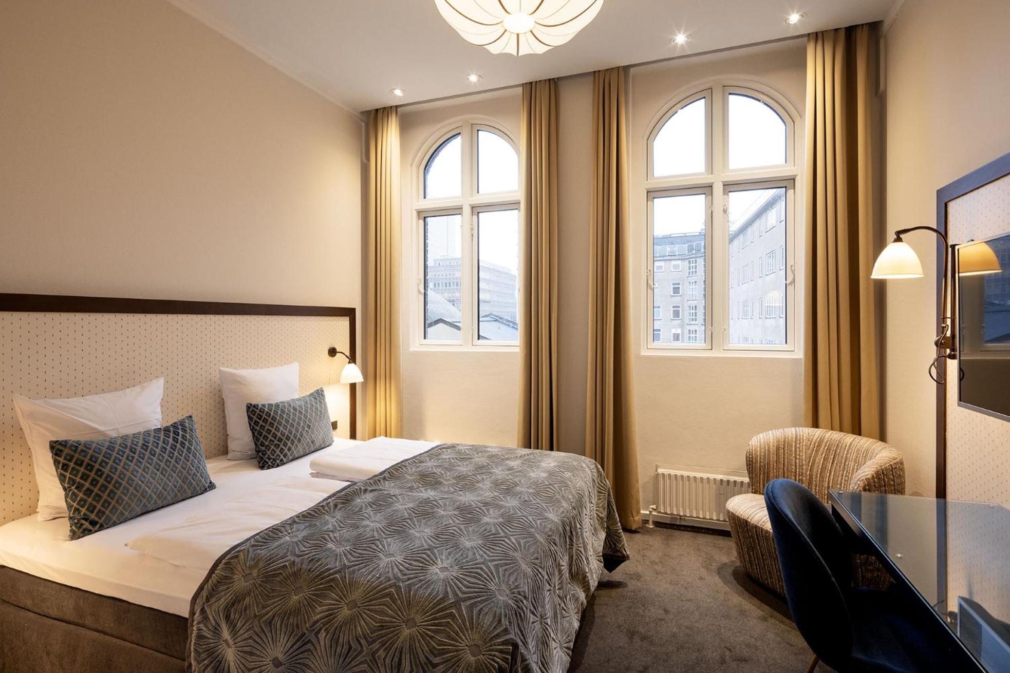 Ascot Hotel