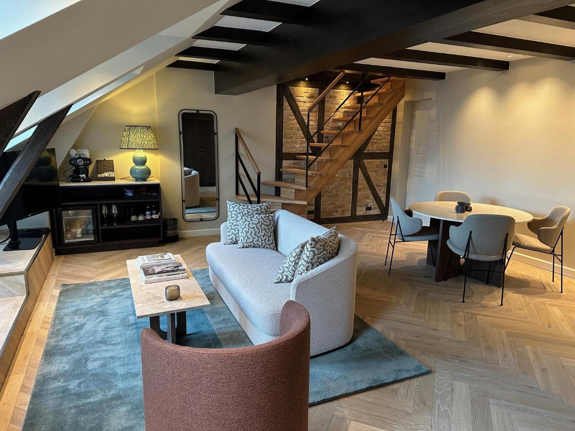 Ascot Hotel