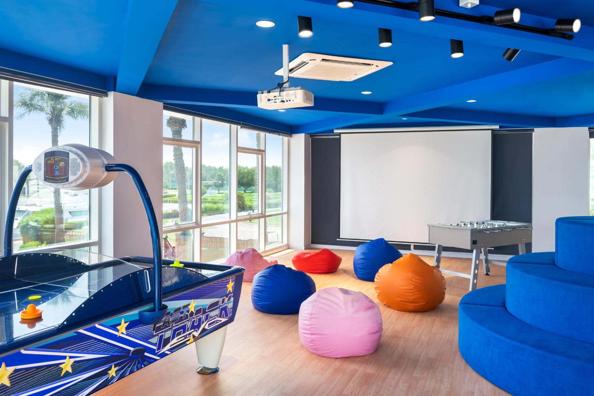 JA Beach Hotel, Dubai