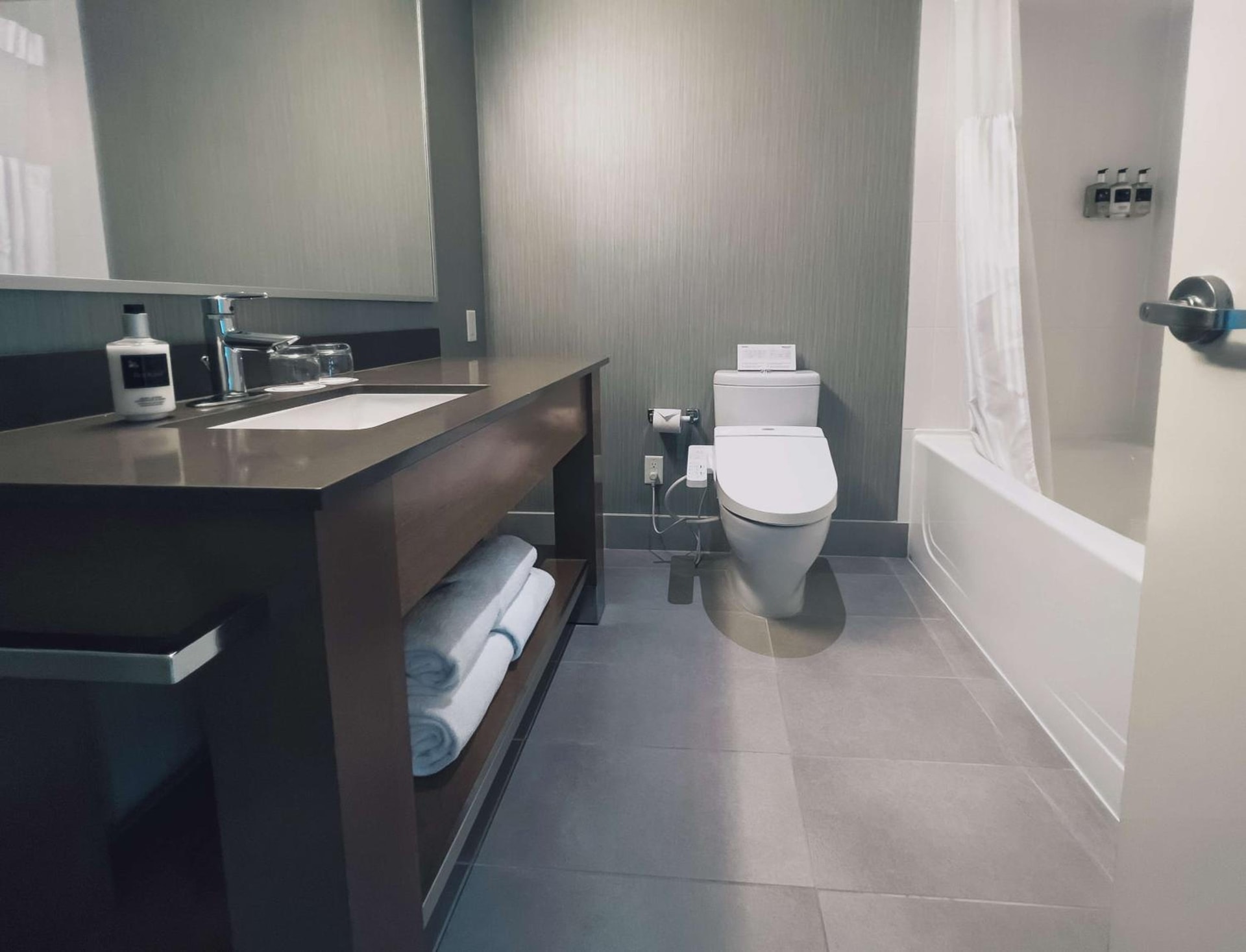 Coast Coal Harbour Vancouver Hotel by APA