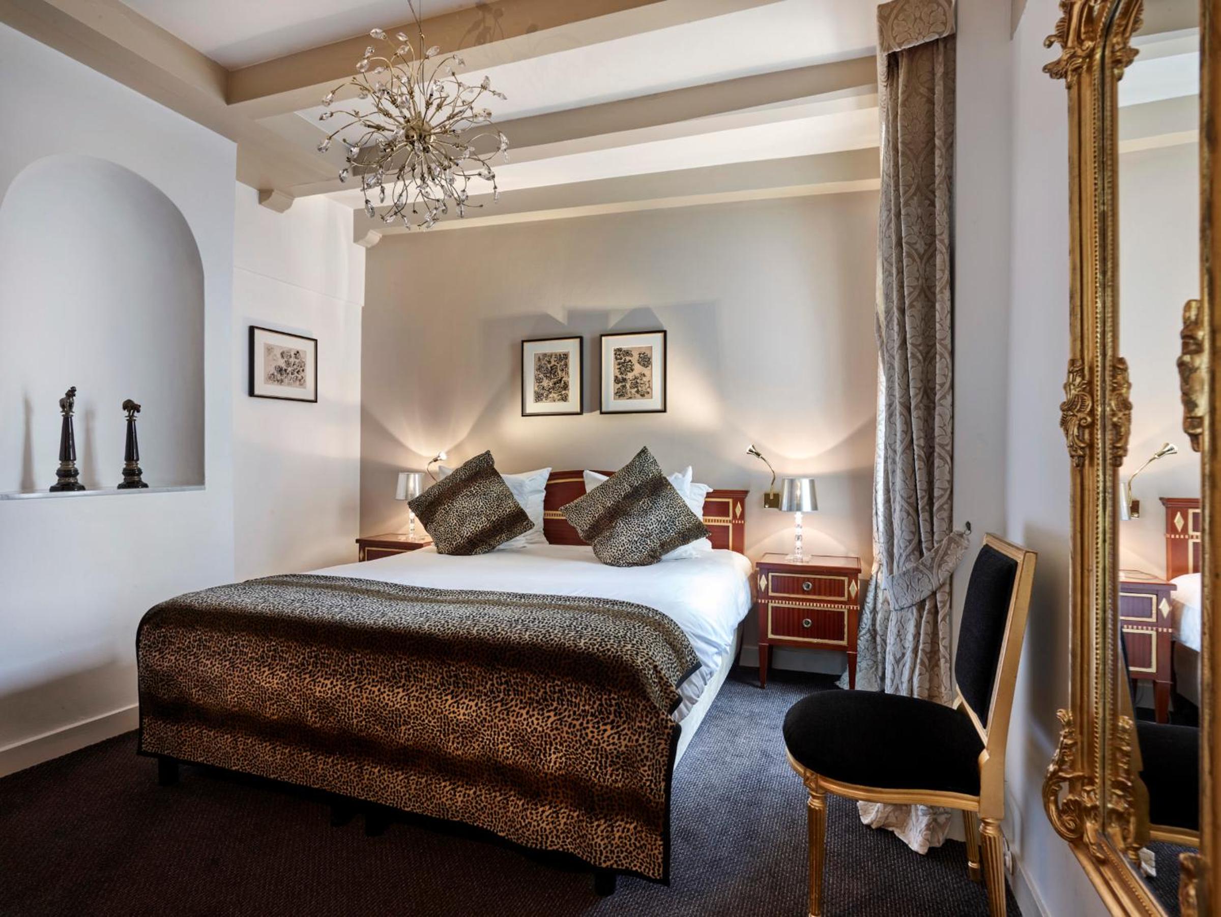 Ambassade Hotel
